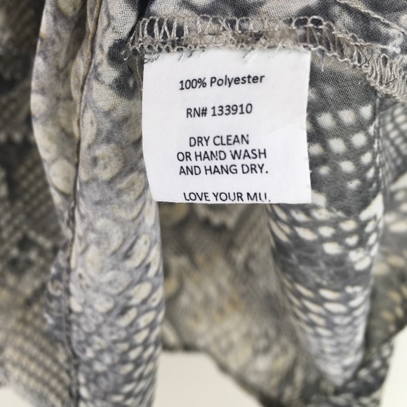 Show me your Mumu Snake Print Bungalow Top Large - Picture 8 of 8